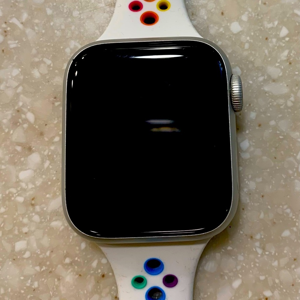 APPLE WATCH SERIES 6 Silver Aluminum 40mm